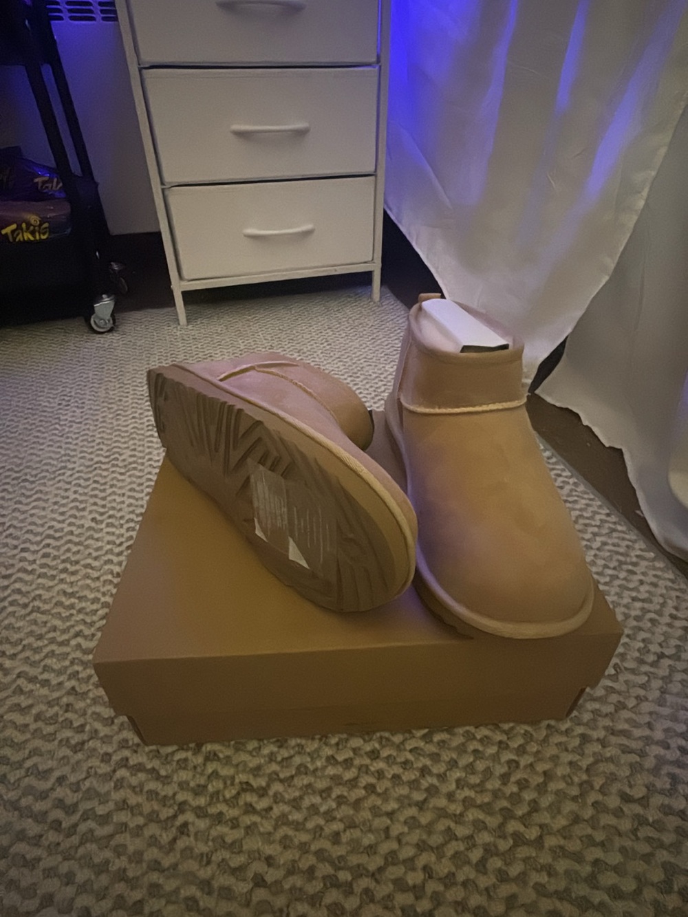 UGG Classic Ultra Mini Sand Kids 6 / Women’s 8 NWT
